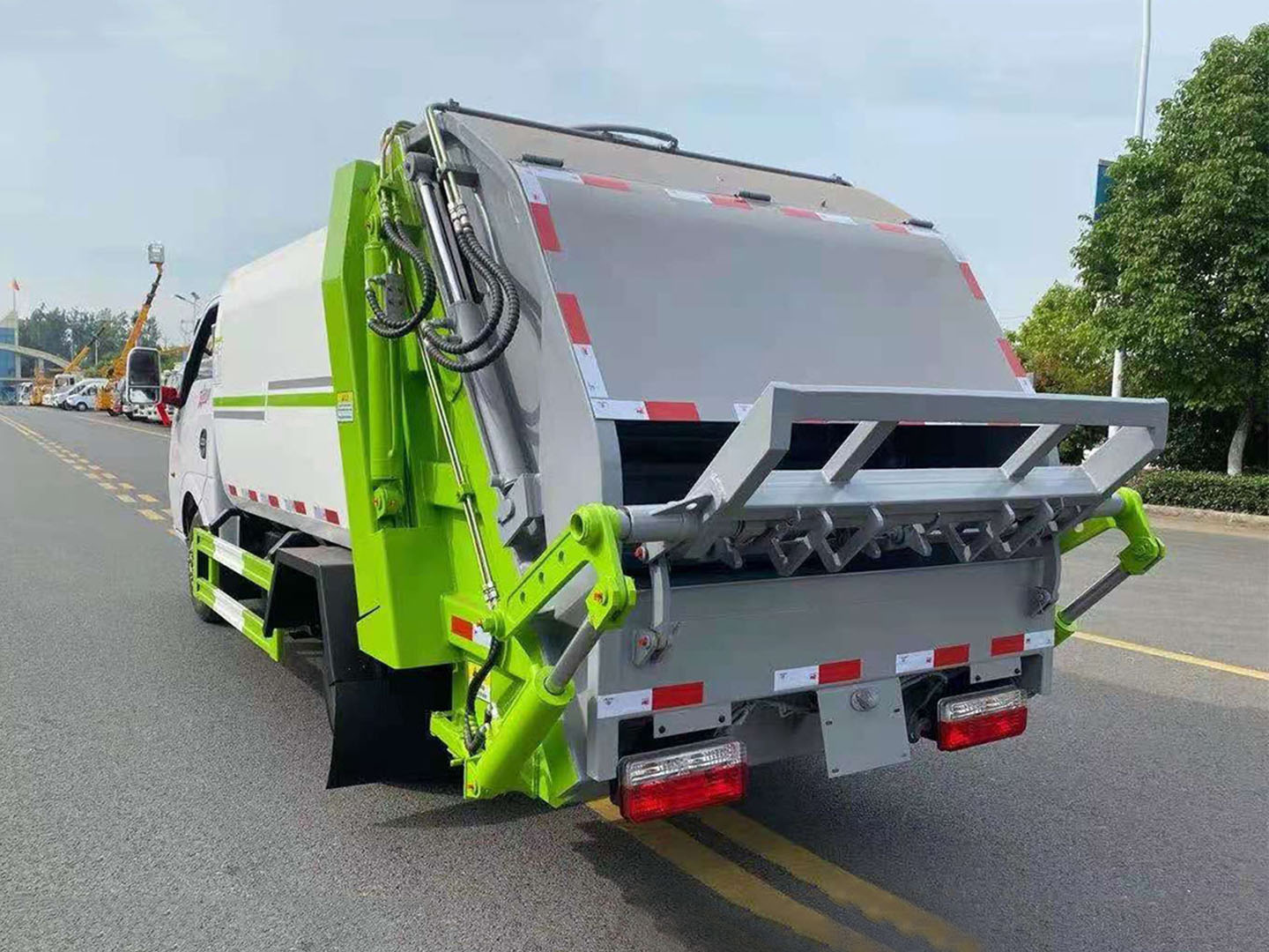 國六東風途逸壓縮垃圾車