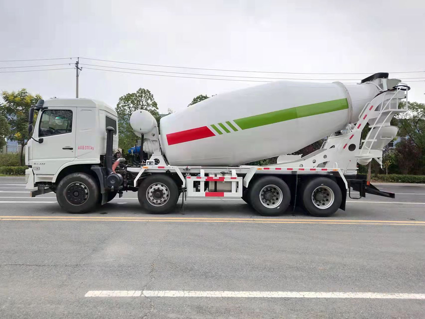 國(guó)六東風(fēng)暢行D3輕量化12方攪拌車圖片