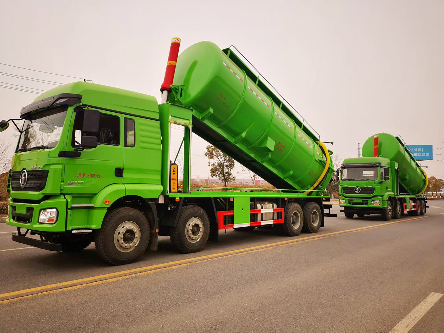 陜汽德龍前四后八30噸污泥運(yùn)輸車(chē)側(cè)面圖