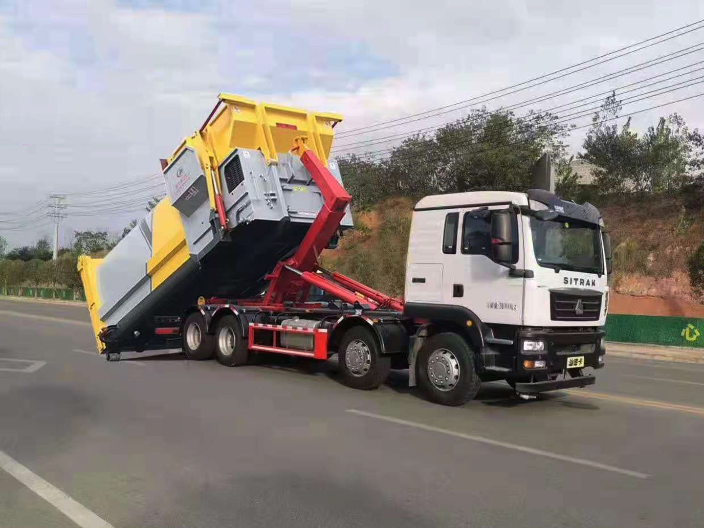 國六重汽汕德卡前四后八勾臂垃圾車圖片