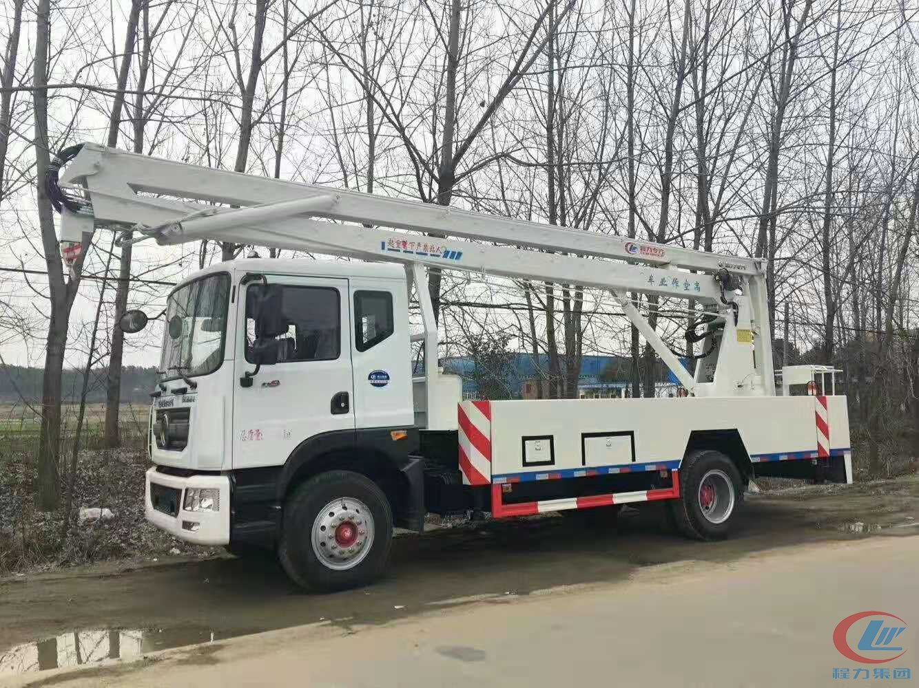 國五東風(fēng)D9 22米高空作業(yè)車側(cè)面圖