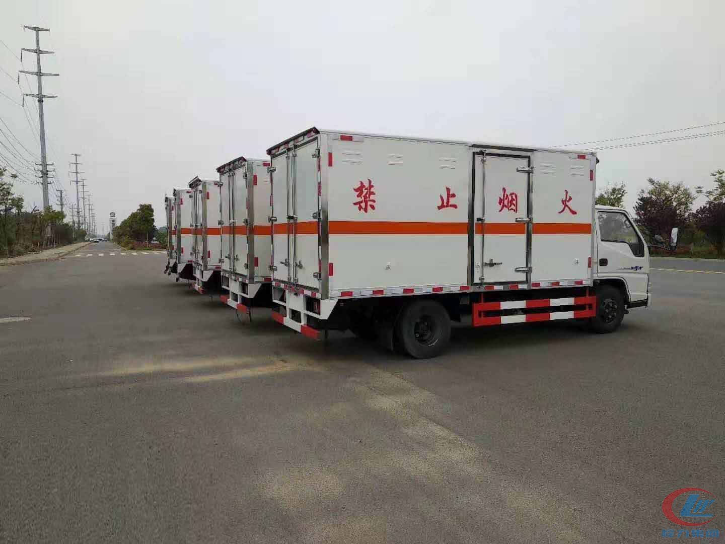 江鈴JMC危險(xiǎn)品廂式運(yùn)輸車批量發(fā)車