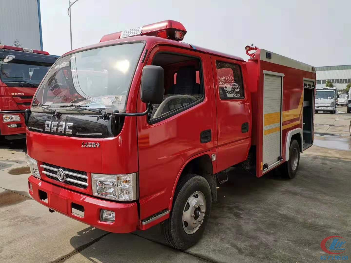 東風小霸王多利卡水罐消防車側面圖