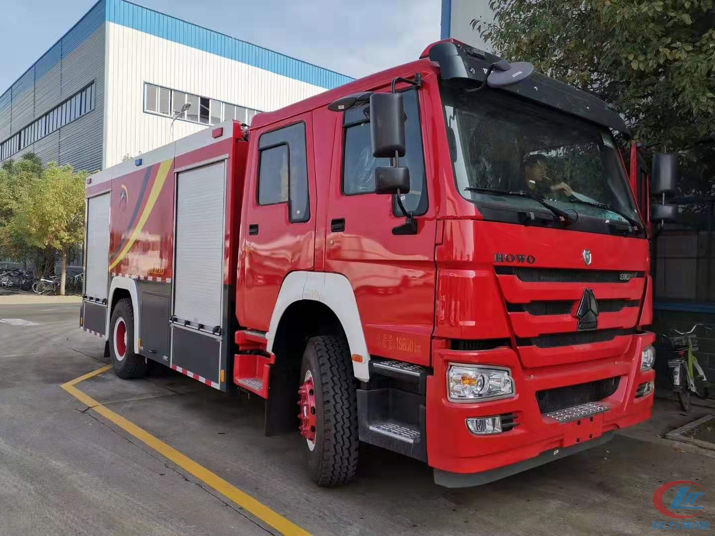 重汽豪沃水罐消防車側面圖