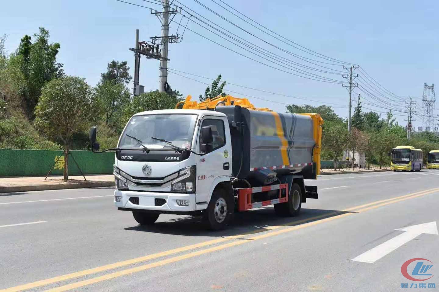 國六小多利卡側(cè)裝壓縮垃圾車